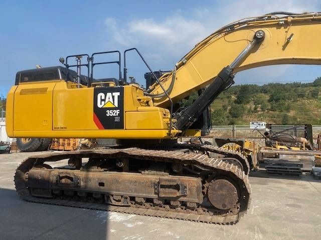2016 Caterpillar 352F crawler excavator side view 2016 Caterpillar 352F crawler excavator side view