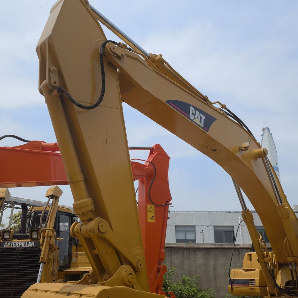 2024 Caterpillar 330B crawler excavator boom and arm detail 2024 Caterpillar 330B crawler excavator boom and arm detail