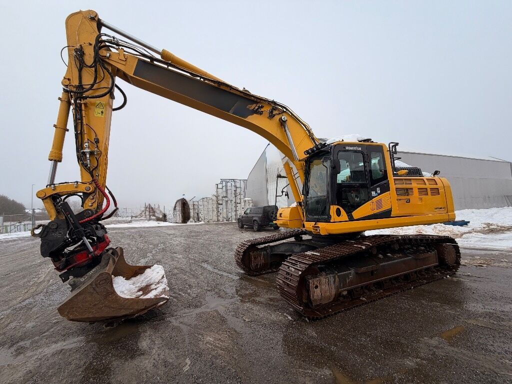 2023 Komatsu PC290LC-11 crawler excavator side view 2023 Komatsu PC290LC-11 crawler excavator side view