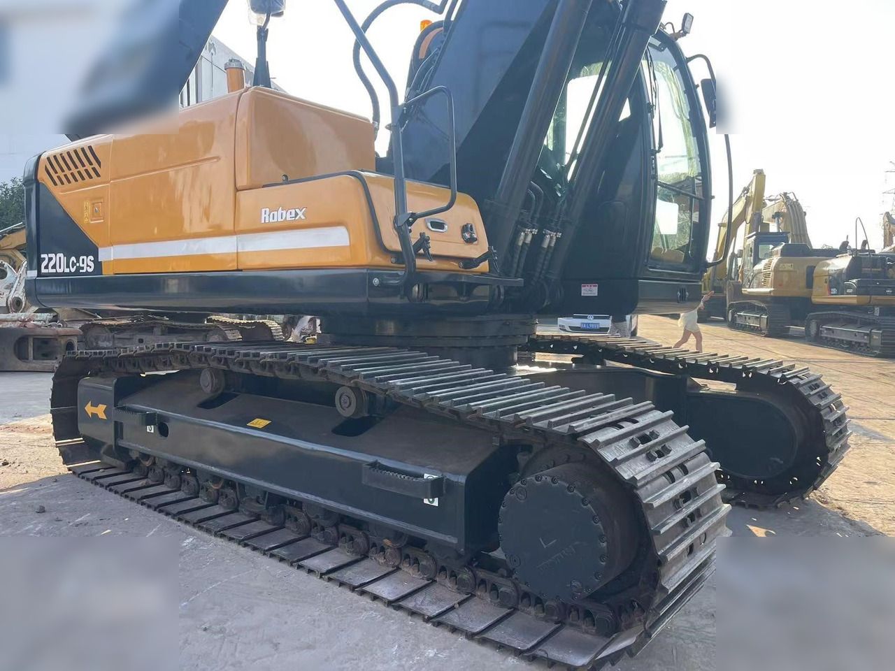2022 Hyundai Robex 220LC-9S crawler excavator side view 2022 Hyundai Robex 220LC-9S crawler excavator side view