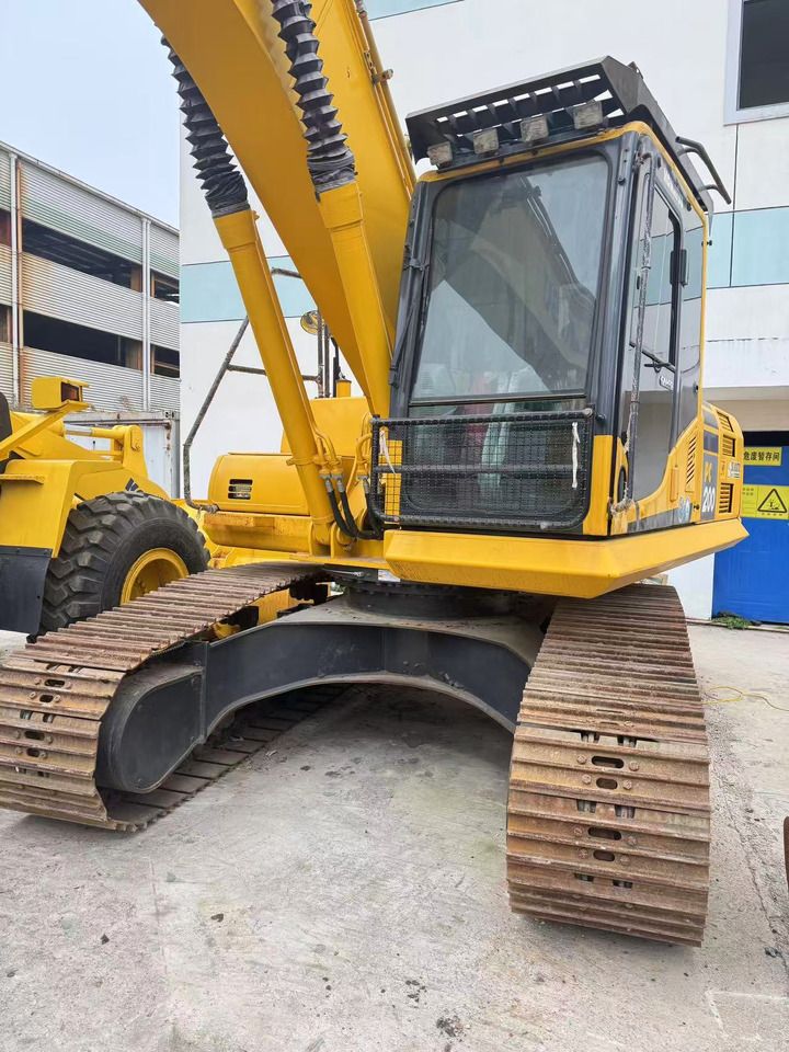 Escavadora de rastos Komatsu PC200-8 2023, vista frontal a três quartos