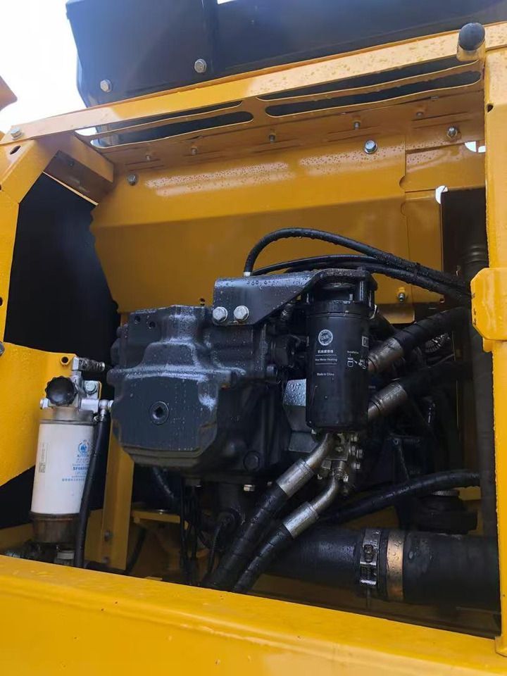 2015 Komatsu PC220-8 paletli ekskavatör motor bölmesi görünümü