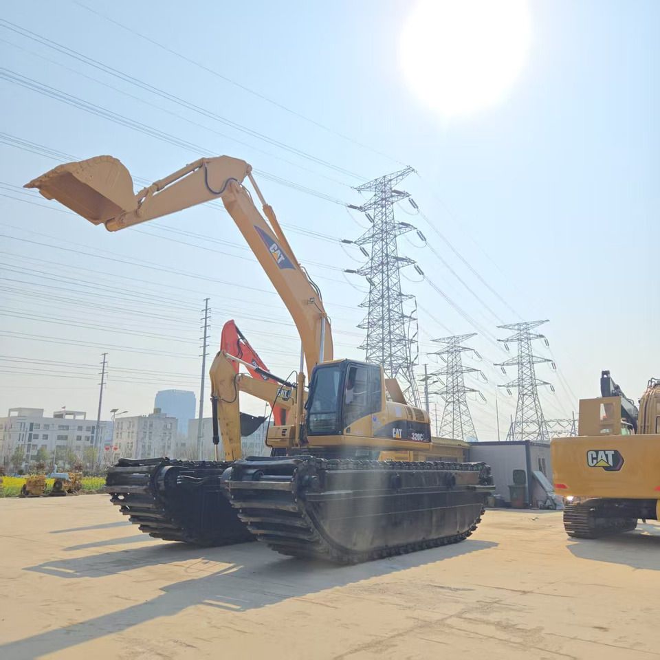 2021 Caterpillar 320C amphibious excavator, side view 2021 Caterpillar 320C amphibious excavator, side view
