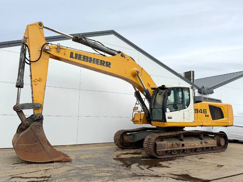 2017 Liebherr R946LC crawler excavator, side view 2017 Liebherr R946LC crawler excavator, side view