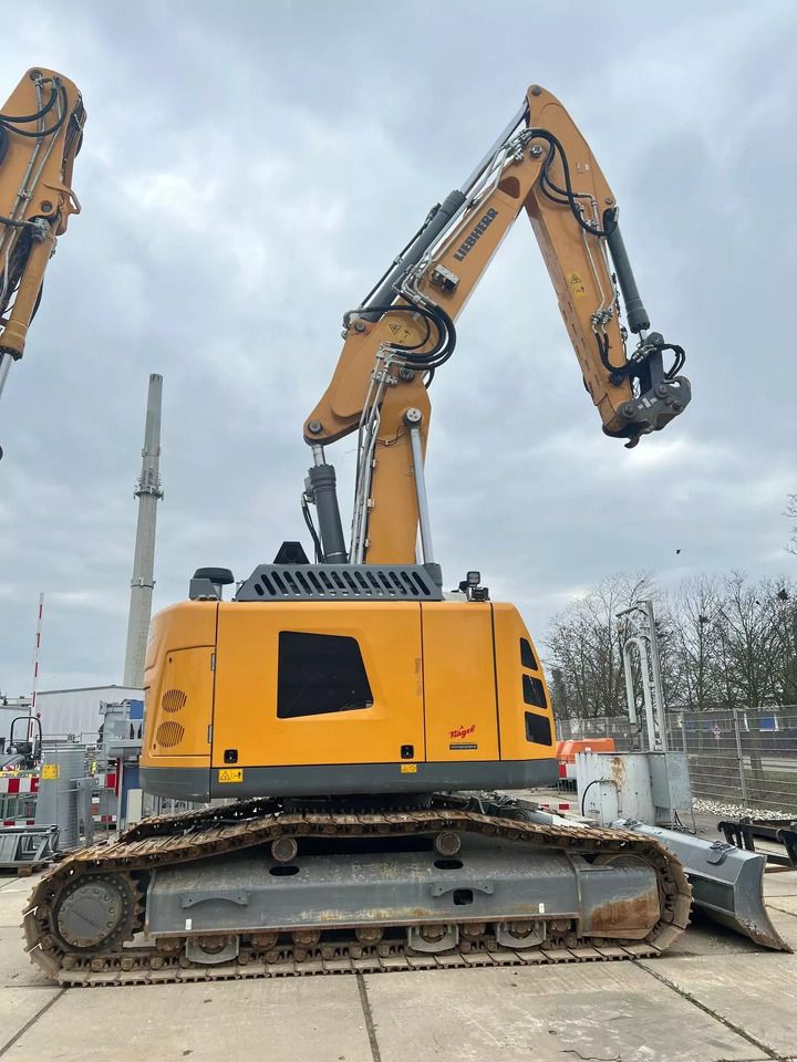 2022 Liebherr R936 NLC Compact G6.1-D crawler excavator side view 2022 Liebherr R936 NLC Compact G6.1-D crawler excavator side view
