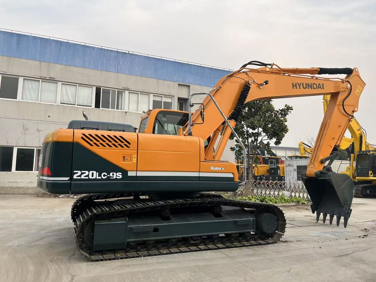 2023 Hyundai R220LC-9S crawler excavator side view 2023 Hyundai R220LC-9S crawler excavator side view