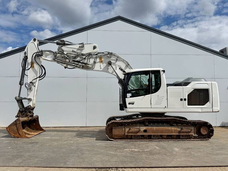 2020 Liebherr R922LC crawler excavator side view 2020 Liebherr R922LC crawler excavator side view