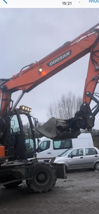 2019 Doosan DX140W-5 wheel excavator, side view of boom and cab 2019 Doosan DX140W-5 wheel excavator, side view of boom and cab
