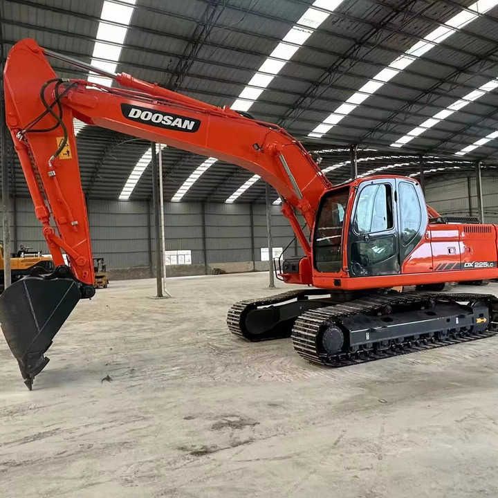 2020 Doosan DX225LC-9C crawler excavator, side profile view 2020 Doosan DX225LC-9C crawler excavator, side profile view