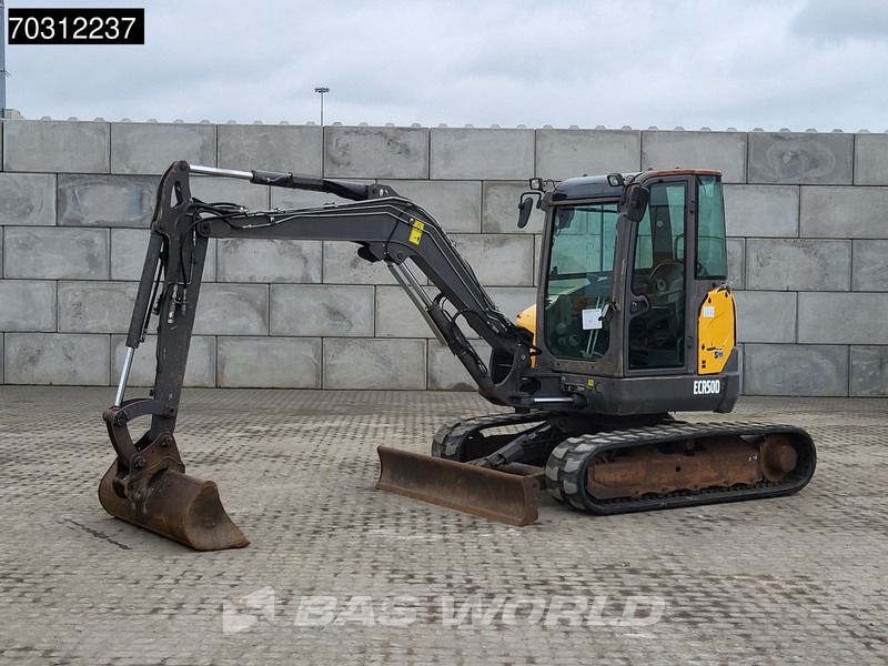 2016 Volvo ECR50D crawler excavator, side view 2016 Volvo ECR50D crawler excavator, side view