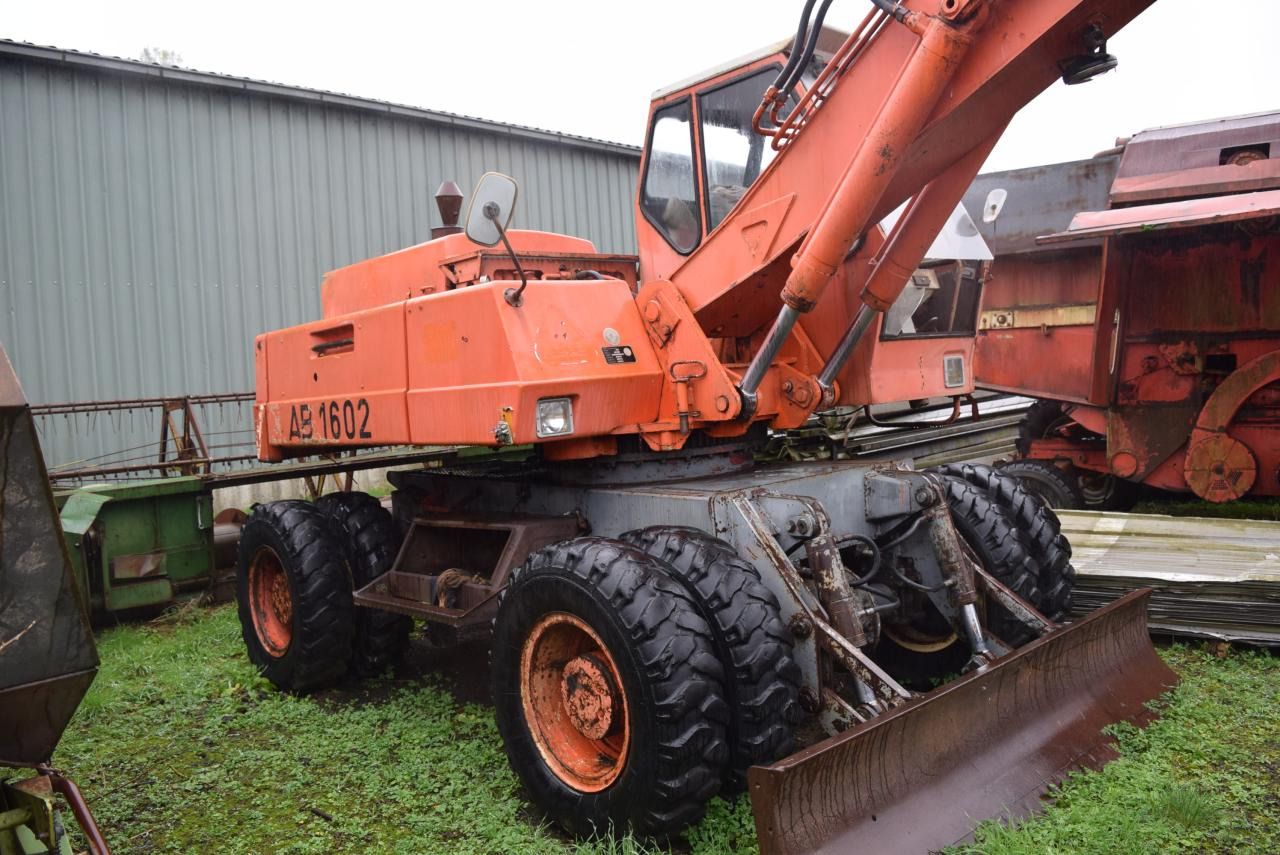 1973 Atlas 1602 wheel excavator, front three-quarter view 1973 Atlas 1602 wheel excavator, front three-quarter view