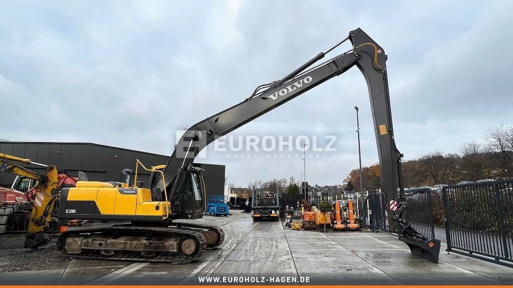 2012 Volvo EC220DL crawler excavator, side profile view 2012 Volvo EC220DL crawler excavator, side profile view