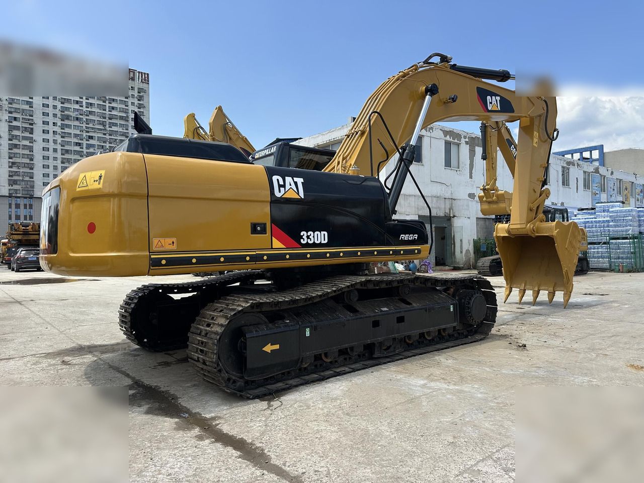 2022 Caterpillar 330D crawler excavator, rear three-quarter view 2022 Caterpillar 330D crawler excavator, rear three-quarter view