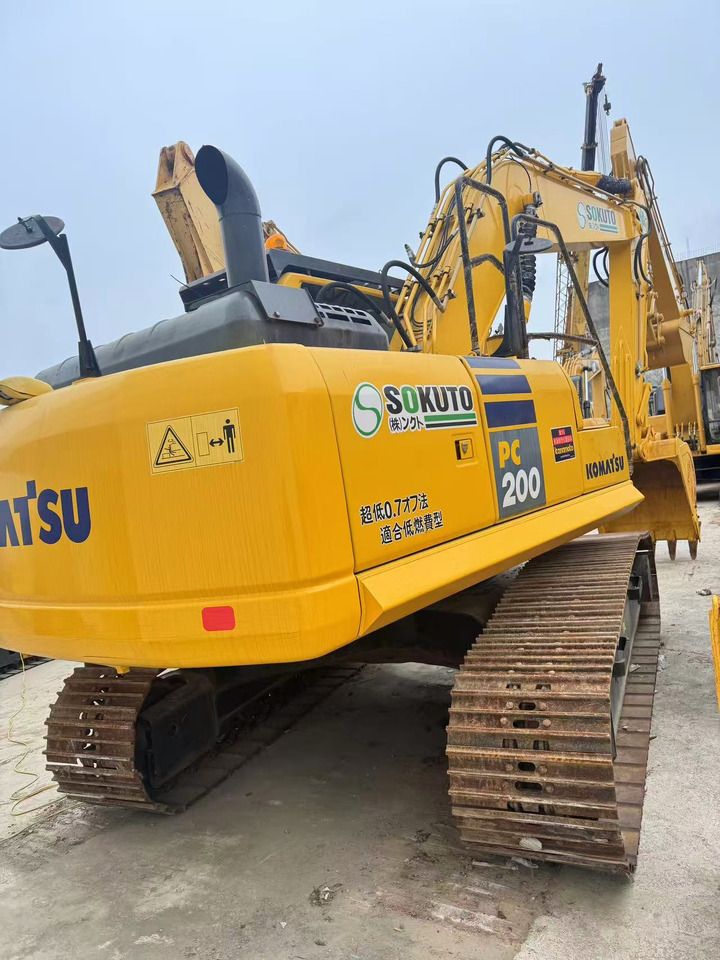 Escavadora de rastos Komatsu PC200-8 2023, vista traseira a três quartos