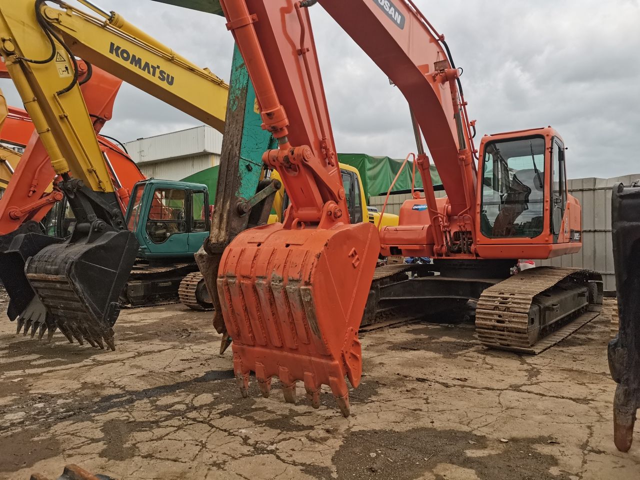 2016 Doosan DH225LC-7 crawler excavator, front three-quarter view