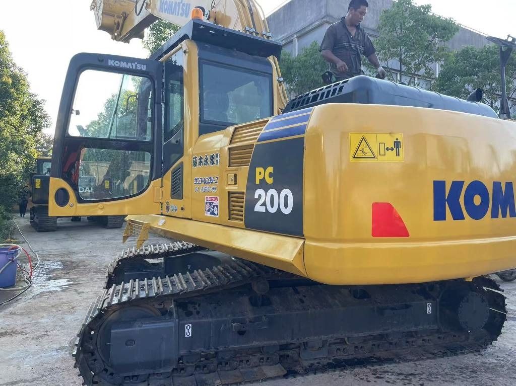 2022 Komatsu PC200-8 Raupenbagger, Ansicht von hinten-dreiviertel 2022 Komatsu PC200-8 Raupenbagger, Ansicht von hinten-dreiviertel