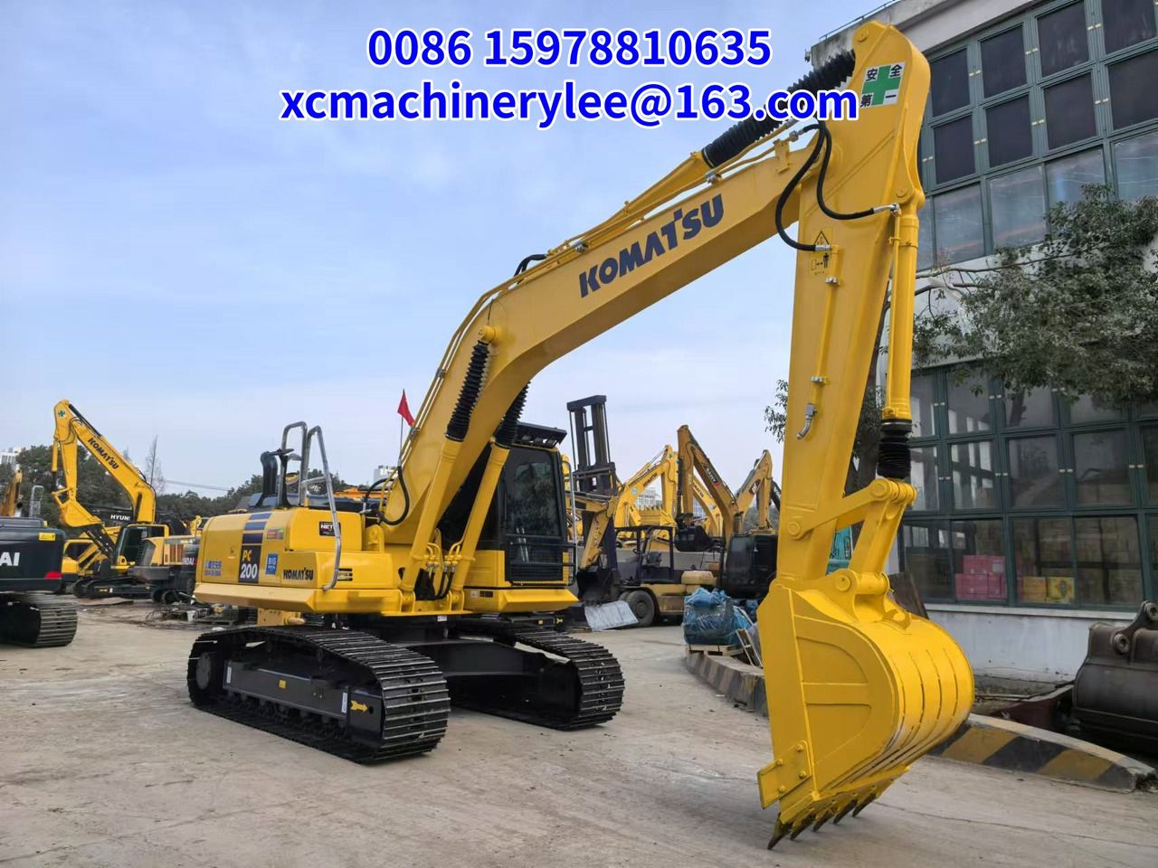 2023 Komatsu PC200 crawler excavator, side view 2023 Komatsu PC200 crawler excavator, side view