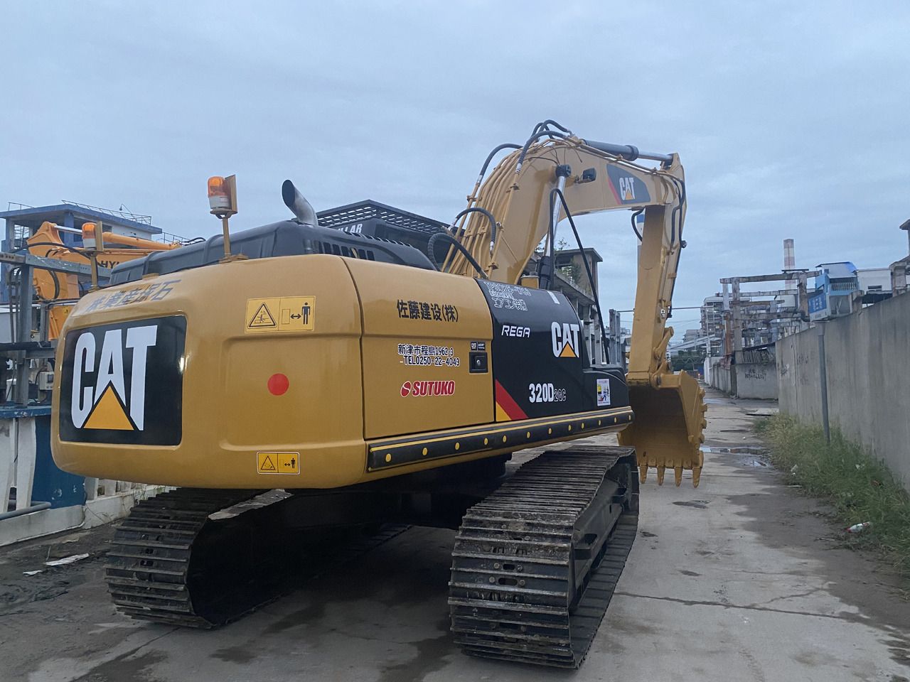 Гусеничний екскаватор 2015 Caterpillar 320D GC, задній тричвертний вигляд Гусеничний екскаватор 2015 Caterpillar 320D GC, задній тричвертний вигляд