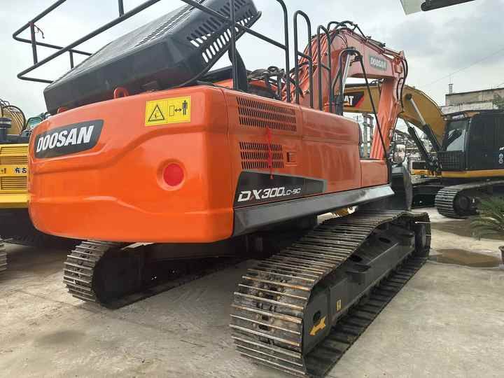2020 Doosan DX300LC-9C crawler excavator rear three-quarter view
