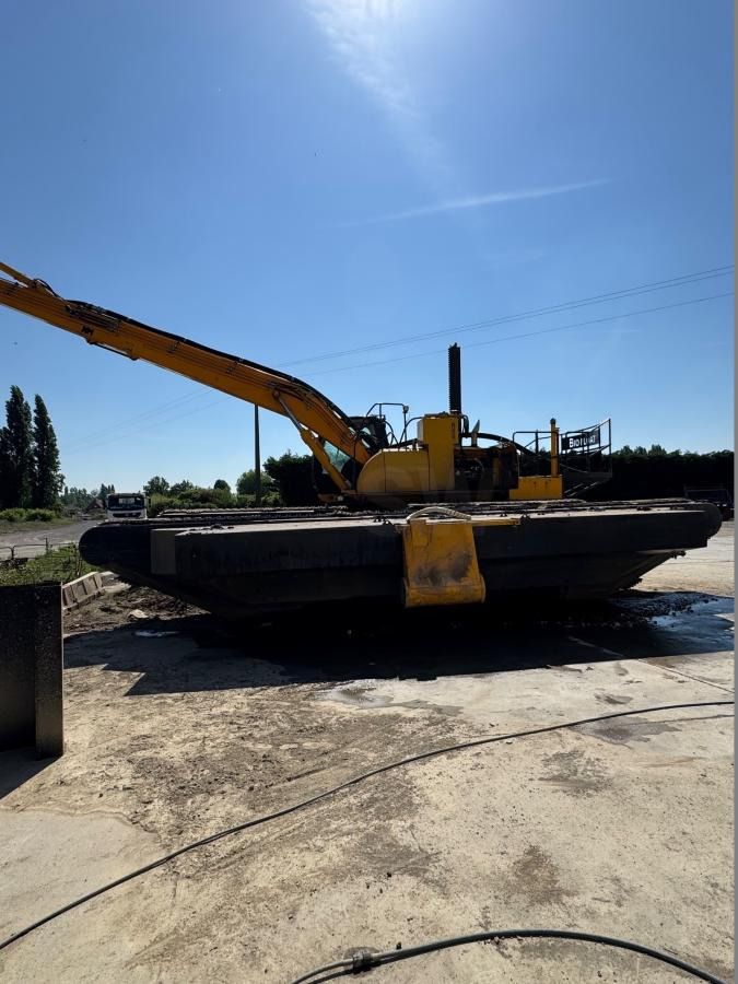 2008 JCB JS220LC Big Float crawler excavator side view