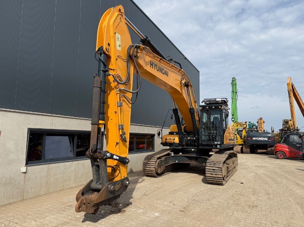 2017 Hyundai HX380L crawler excavator, front three-quarter view 2017 Hyundai HX380L crawler excavator, front three-quarter view