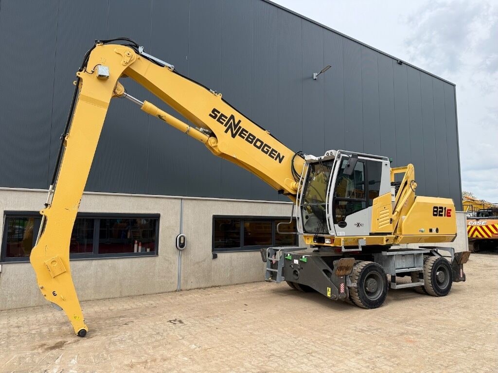 2022 Sennebogen 821E material handler, side view 2022 Sennebogen 821E material handler, side view