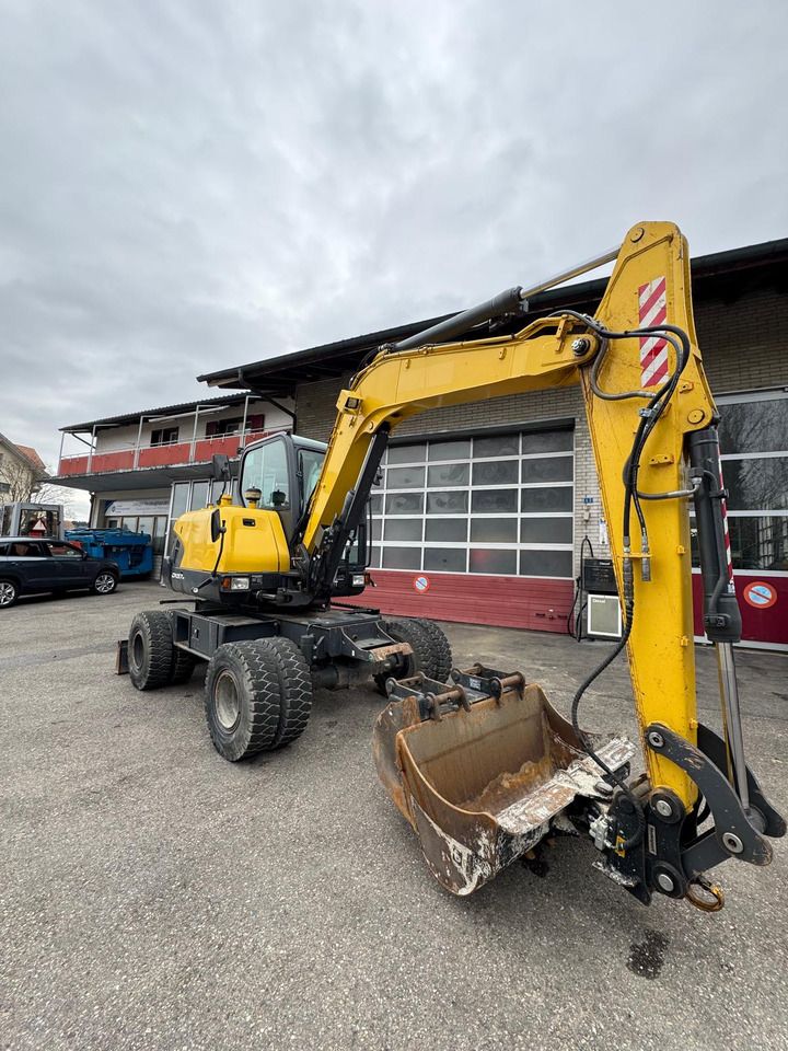2020 Doosan DX57W-5 wheel excavator, front three-quarter view 2020 Doosan DX57W-5 wheel excavator, front three-quarter view