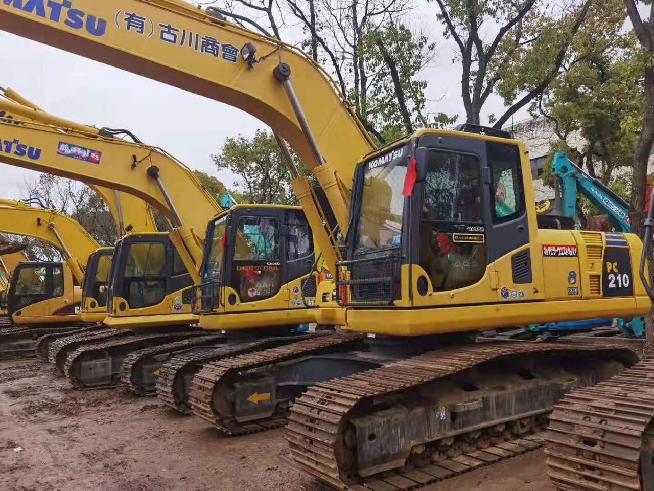 2011 Komatsu PC210-8 crawler excavator, side view 2011 Komatsu PC210-8 crawler excavator, side view