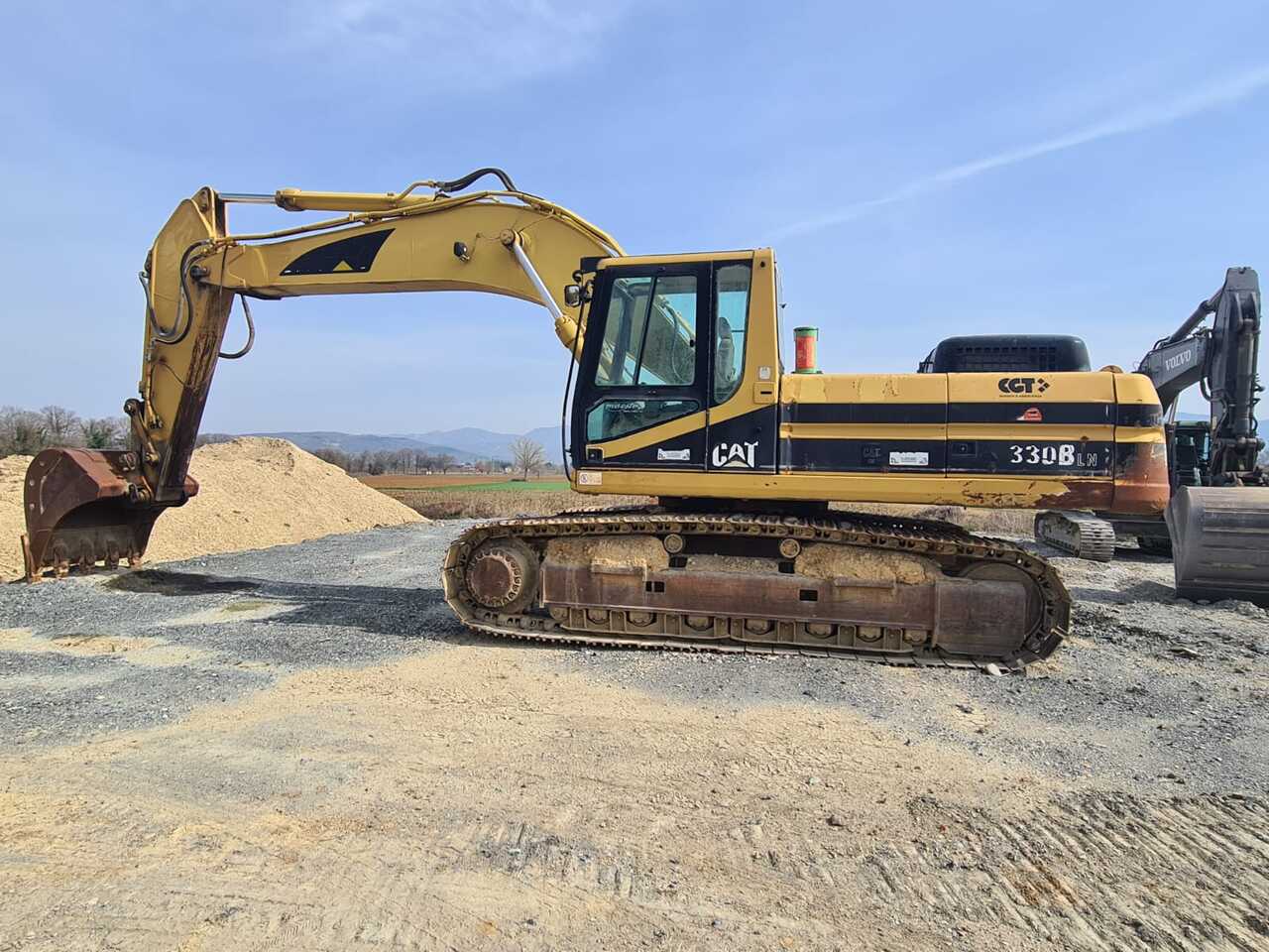 2001 Caterpillar 330BLN crawler excavator side view 2001 Caterpillar 330BLN crawler excavator side view