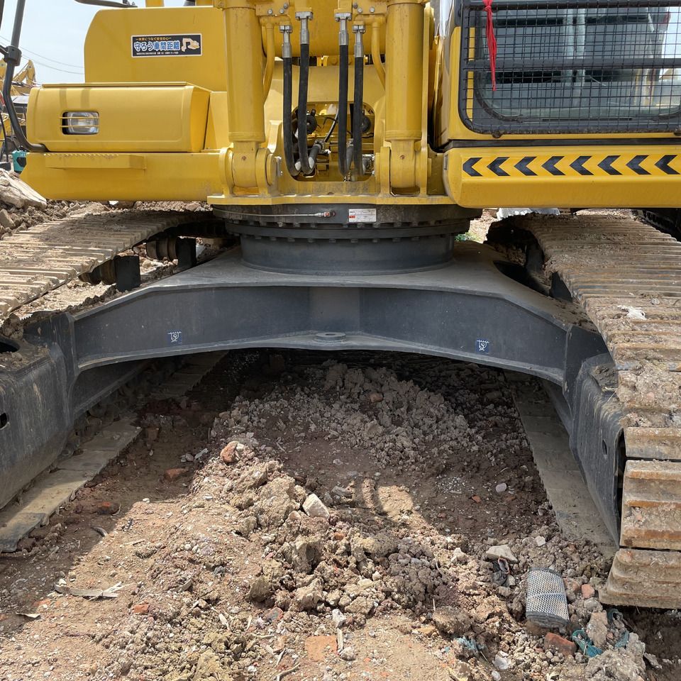 2022 Komatsu PC350-7 crawler excavator undercarriage view 2022 Komatsu PC350-7 crawler excavator undercarriage view