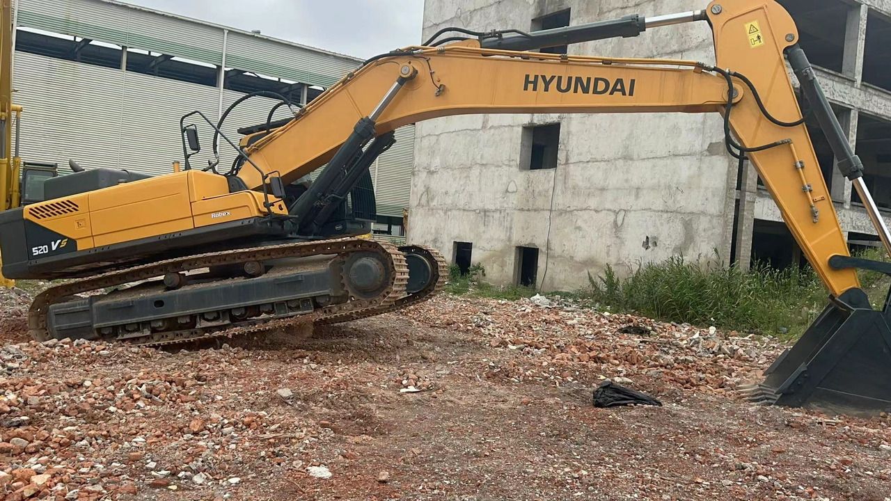 Hyundai R520L-9VS crawler excavator side view