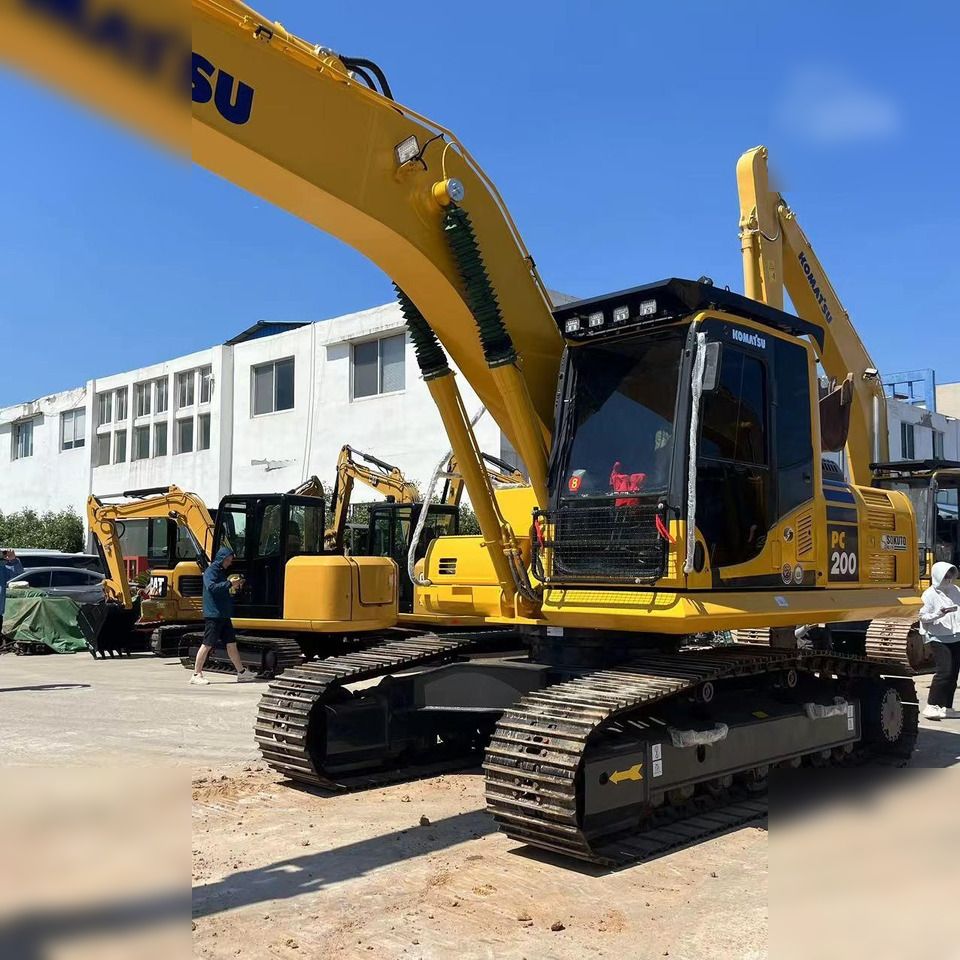 2022 Komatsu PC200-8 Raupenbagger, Frontansicht schräg von vorn 2022 Komatsu PC200-8 Raupenbagger, Frontansicht schräg von vorn