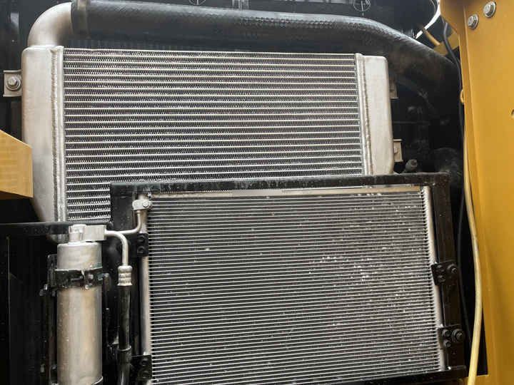 Escavatore cingolato Caterpillar 320D del 2020, vista del radiatore e del sistema di raffreddamento Escavatore cingolato Caterpillar 320D del 2020, vista del radiatore e del sistema di raffreddamento