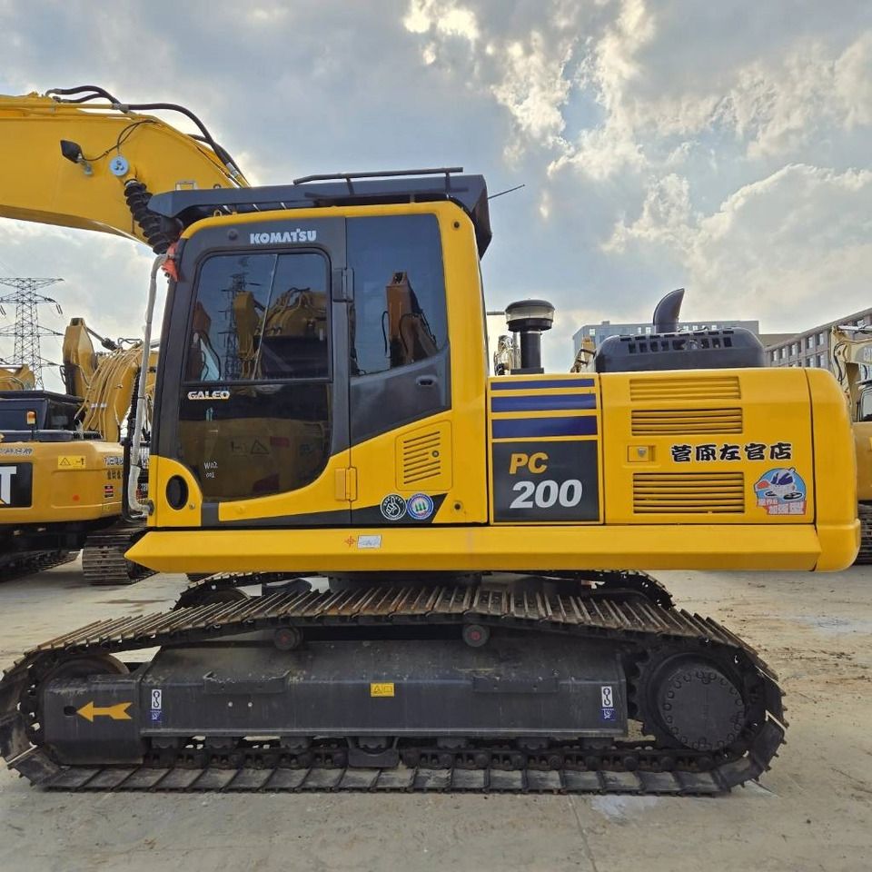 Escavatore cingolato Komatsu PC200-8 del 2023, vista laterale Escavatore cingolato Komatsu PC200-8 del 2023, vista laterale