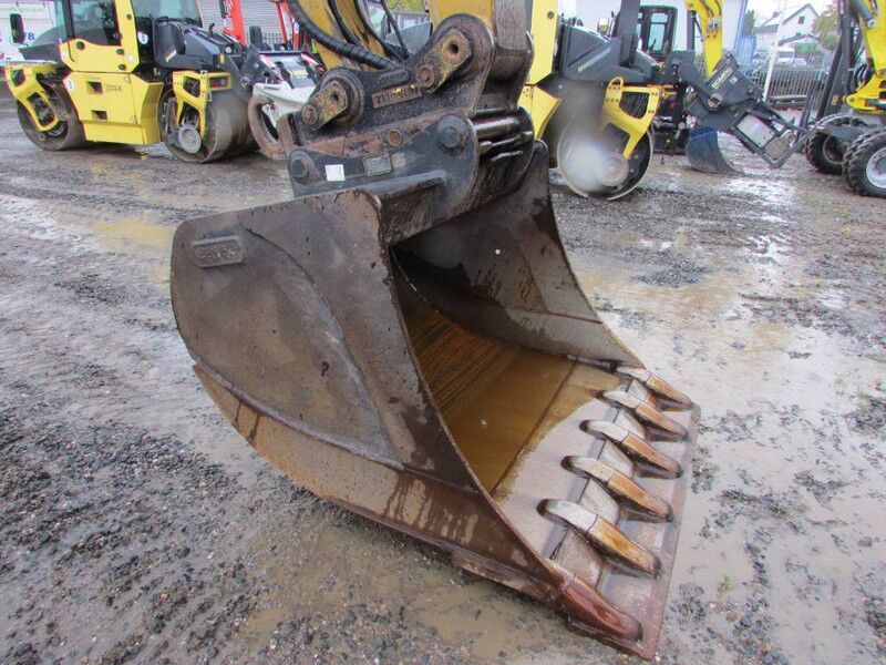 2017 Caterpillar 320FL excavator bucket attachment
