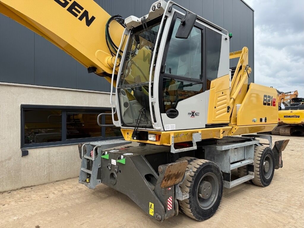 2022 Sennebogen 821M E material handler, front three-quarter view 2022 Sennebogen 821M E material handler, front three-quarter view