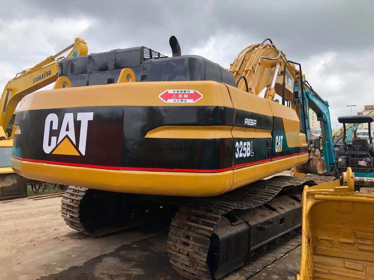 2024 Caterpillar 325BL crawler excavator, rear view 2024 Caterpillar 325BL crawler excavator, rear view