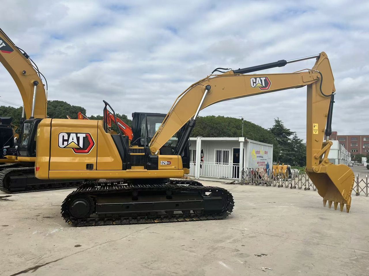 2024 Caterpillar 320GC crawler excavator, side view 2024 Caterpillar 320GC crawler excavator, side view
