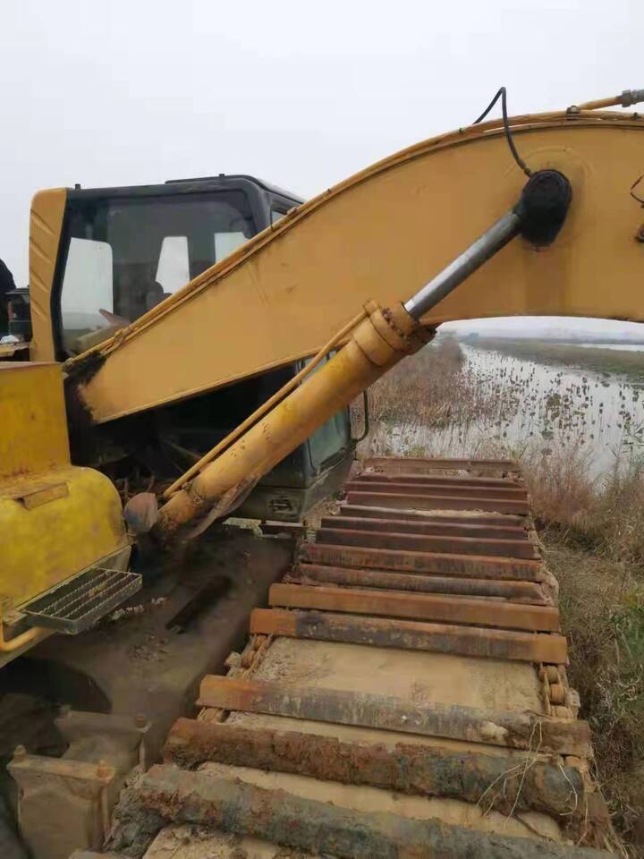 2016 XGMA 822LC amphibious excavator side view 2016 XGMA 822LC amphibious excavator side view