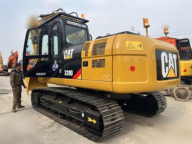 Koparka gąsienicowa Caterpillar 320D 2010, widok z tyłu pod kątem Koparka gąsienicowa Caterpillar 320D 2010, widok z tyłu pod kątem