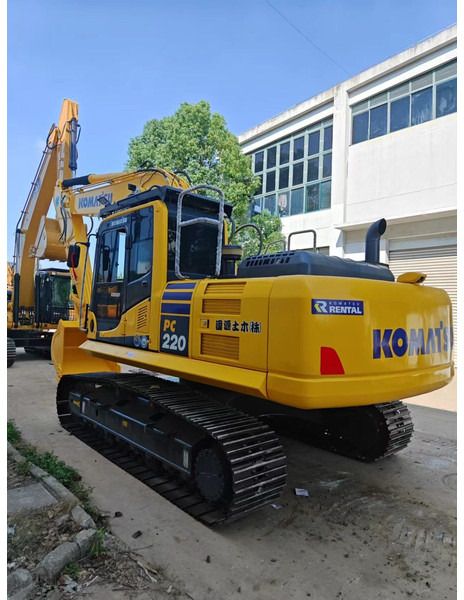 Escavatore cingolato Komatsu PC220-8 del 2025, vista posteriore tre quarti Escavatore cingolato Komatsu PC220-8 del 2025, vista posteriore tre quarti