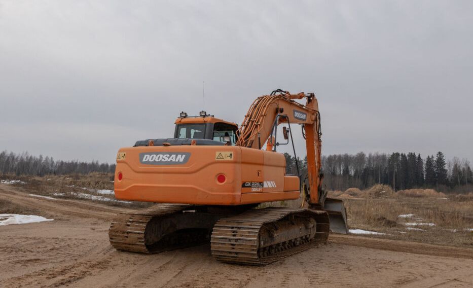Doosan DX225LC crawler excavator, rear three-quarter view Doosan DX225LC crawler excavator, rear three-quarter view
