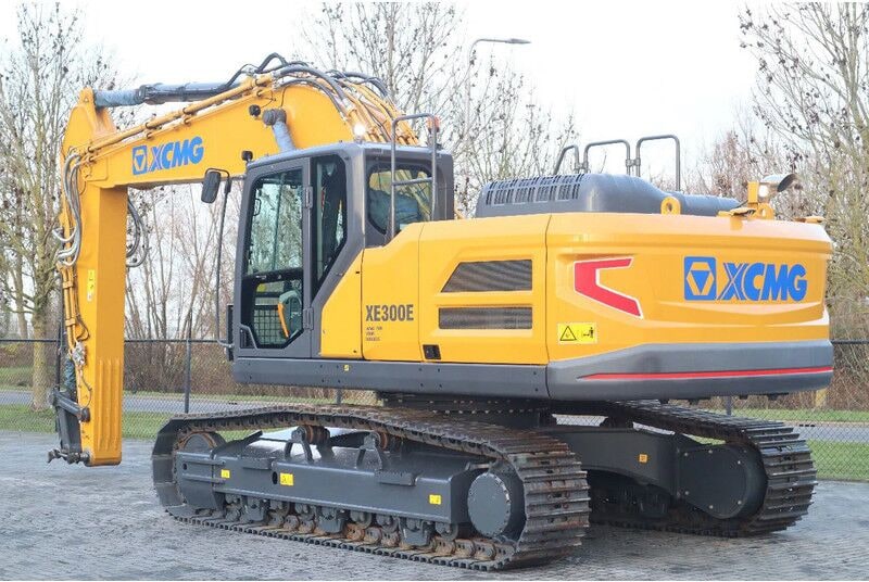 2023 XCMG XE300E crawler excavator, rear three-quarter view 2023 XCMG XE300E crawler excavator, rear three-quarter view