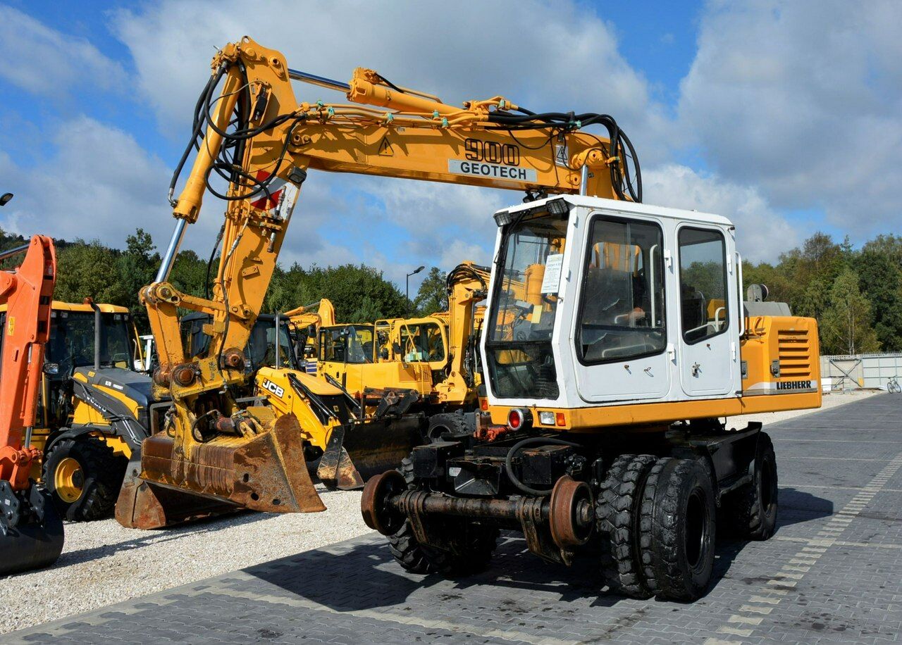 2002 Liebherr A900 ZW LITRONIC wheel excavator, front three-quarter view 2002 Liebherr A900 ZW LITRONIC wheel excavator, front three-quarter view