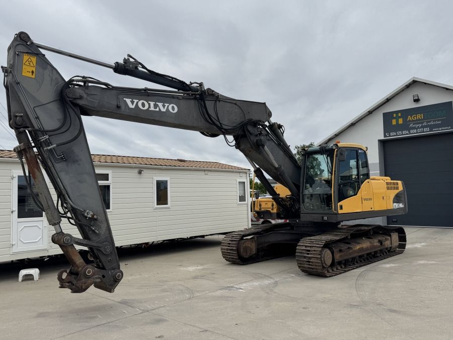 2009 Volvo EC240 CNL crawler excavator, side view 2009 Volvo EC240 CNL crawler excavator, side view