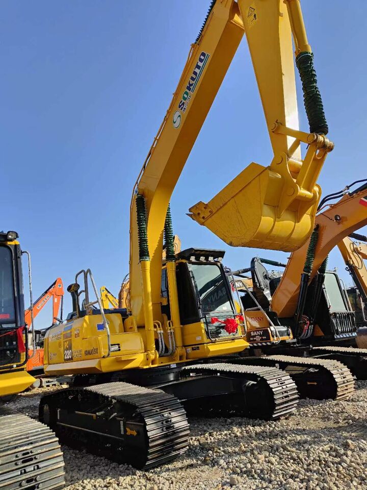 Pelleteuse sur chenilles Komatsu PC220-8 de 2023, vue de côté