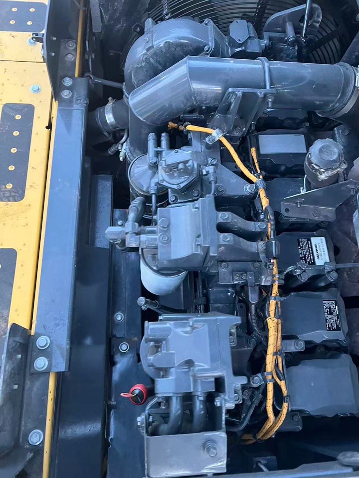 2019 Komatsu PC450-8 crawler excavator engine compartment view 2019 Komatsu PC450-8 crawler excavator engine compartment view
