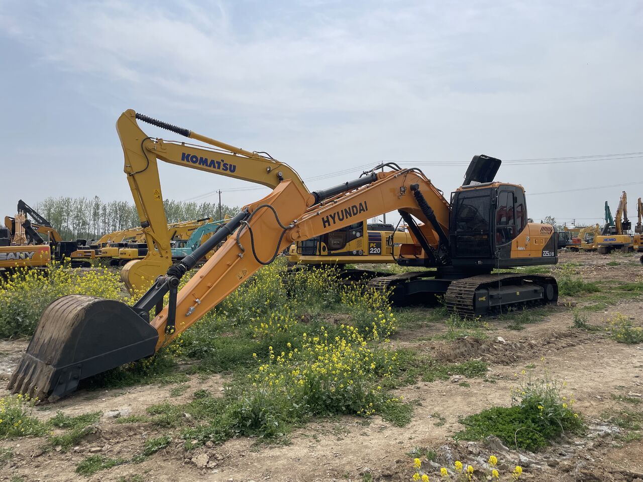 2024 Hyundai R225LC-9S crawler excavator side view 2024 Hyundai R225LC-9S crawler excavator side view