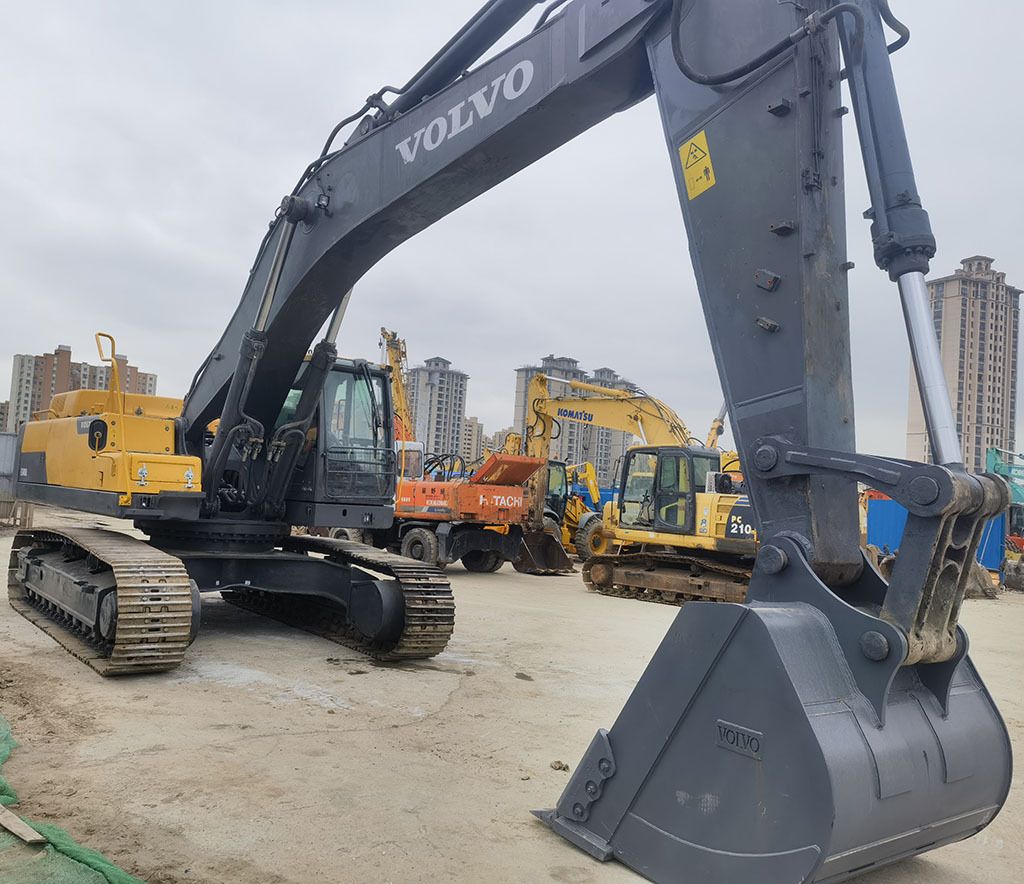 2020 Volvo EC480DL crawler excavator, side view 2020 Volvo EC480DL crawler excavator, side view