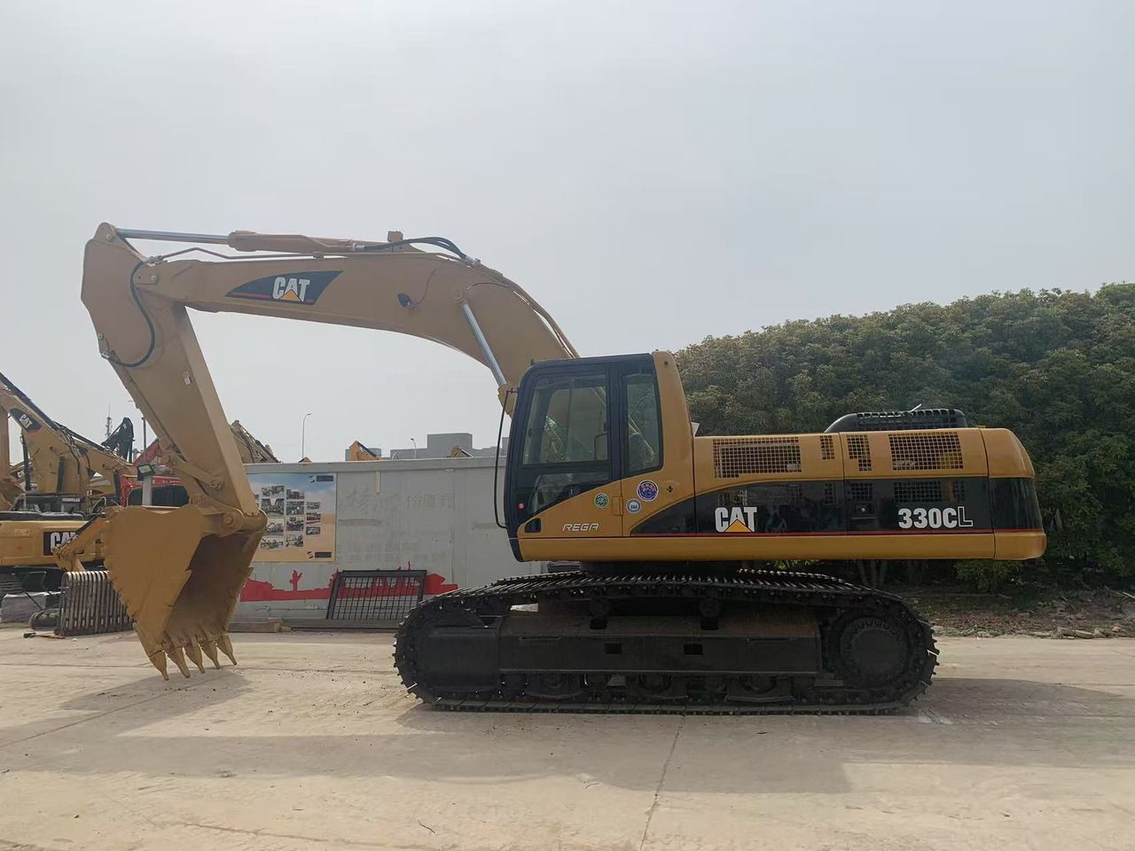 2018 Caterpillar 330CL crawler excavator, side view 2018 Caterpillar 330CL crawler excavator, side view